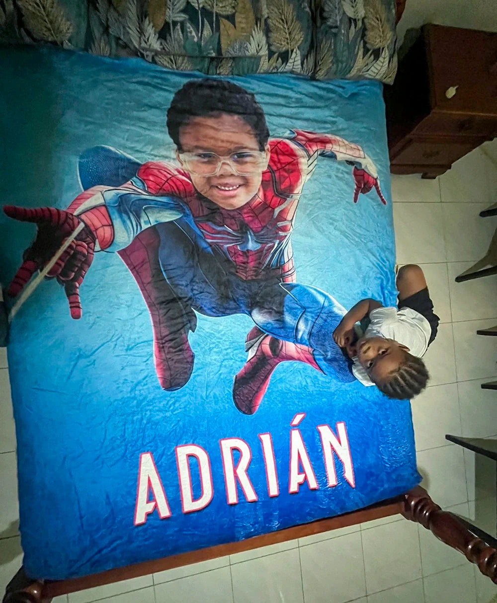kindje met zijn gepersonaliseerde spider-man deken