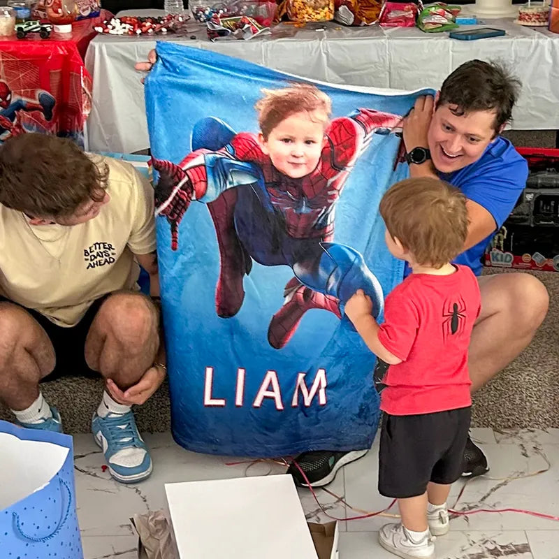 kind verrast door zijn aangepaste spider-man deken